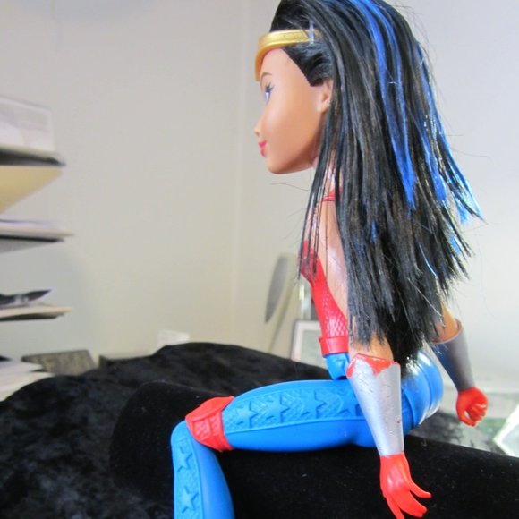 DC 2015 Posable Wonder Woman Doll - Picture 6 of 6